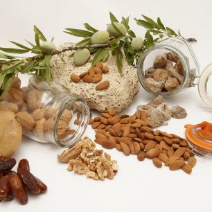 Ořechy a semena nebo sušené ovoce patří mezi potraviny,  které jsou výživné, ale zároveň i lehké.