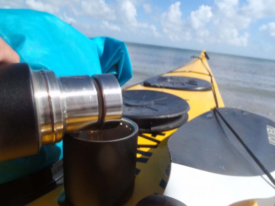 Zátku při nalévání není třeba nijak natáčet - Klean Kanteen TKPro.