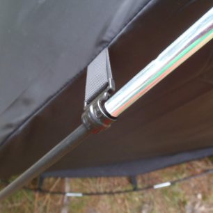 Zavěšení vnitřního stanu na pruty pomocí plastových klipů je jednoduché a rychlé - Coleman® Kobuk Valley 2.