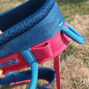 Detail poutka a oka na materiálovou karabinu u sedáku Edelrid Jayne III.