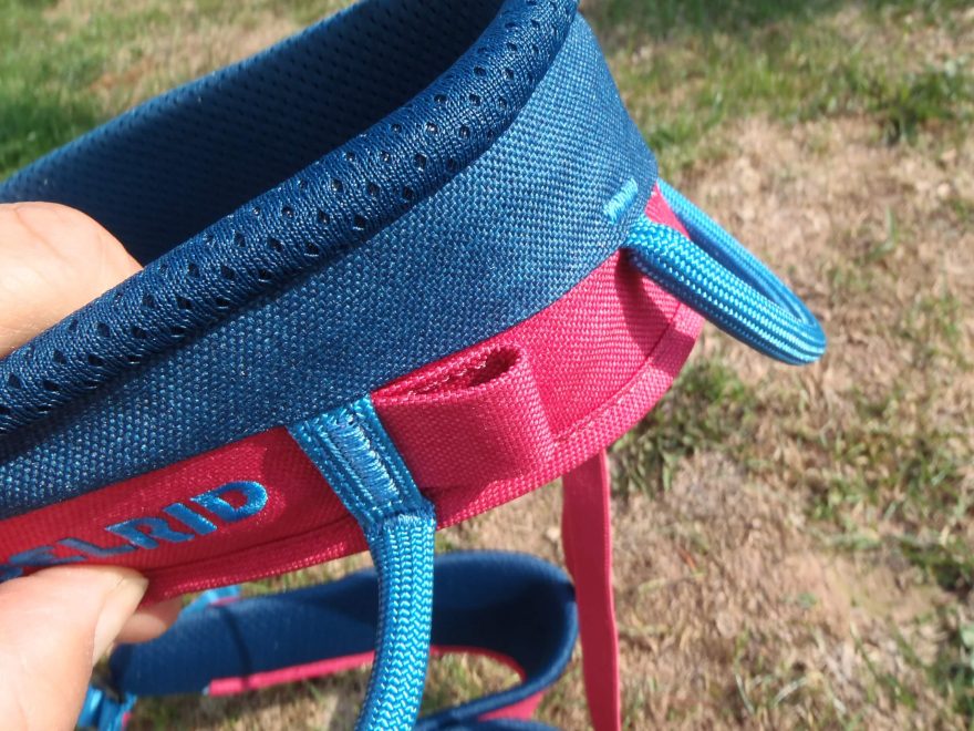 Detail poutka a oka na materiálovou karabinu u sedáku Edelrid Jayne III.