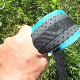 Dvojitá lemovka a nosný popruh dohromady s polstrováním zajišťuje dostatečný komfort i při dlouhém sezení - Rock Empire 3B Akatta.