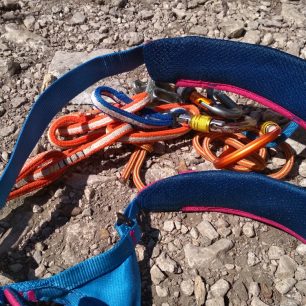 I přes malou tloušťku polstrování je sedák Jayne III od firmy Edelrid velmi pohodlný.