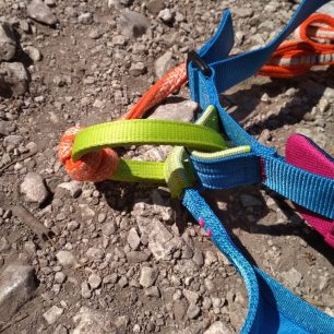 Jistící oko sedáku Jayne III od firmy Edelrid má samozřejmě jinou barvu než ta materiálové.