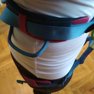 Materiálové oko není svisle, k zemi míří až po zatížení materiálem.