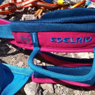 Nad materiálovým okem je nejen krásně vyšitý nápis EDELRID, ale je tam i malá kapsička na váš RFID čip.