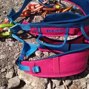 Nejen nohavičky, ale i pas mají gumičky pro zasunutí zbylého popruhu.