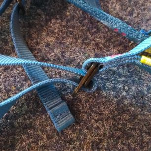 Nohavičky i pas jdou nastavit jednou rukou, stačí zatáhnout a o zbytek se postarají nerozebiratelné spony.