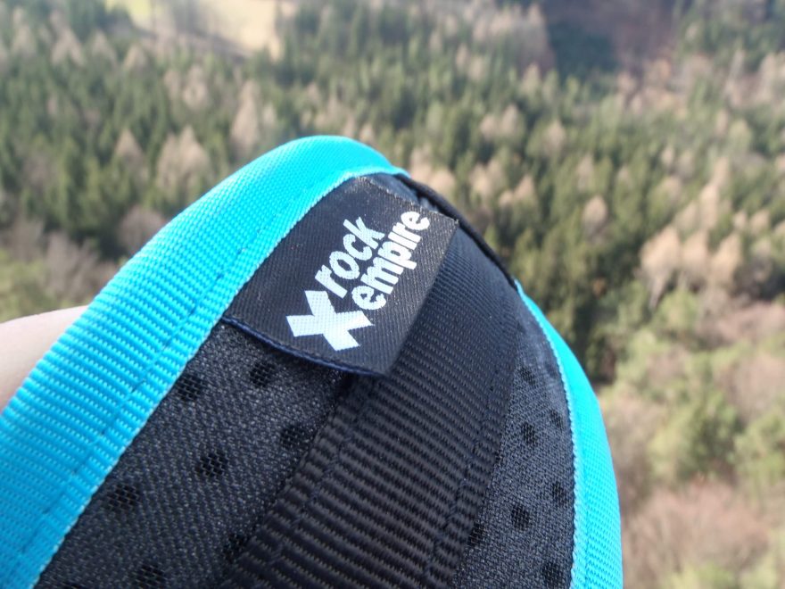 Nové logo ROCk EMPIRE a etiketa na nohavičce sedáku Rock Empire 3B Akatta.