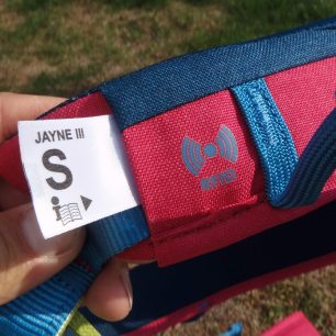 Označení velikosti a RFID na sedáku Edelrid Jayne III.