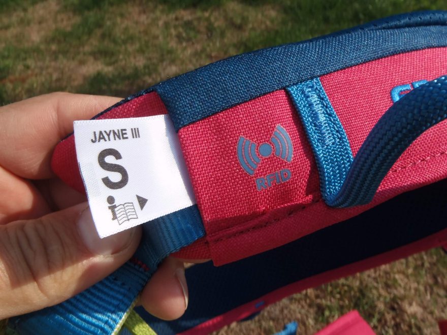 Označení velikosti a RFID na sedáku Edelrid Jayne III.