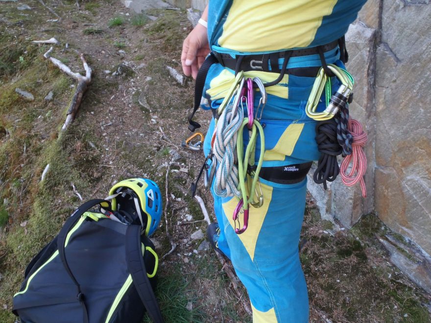 Poutka jsou tuhá a materiál se na ně dobře cvaká - Rock Empire 3B Akatta.