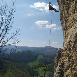 Při delším slaňování sedák Jayne III od Edelridu neřeže, neškrtí.