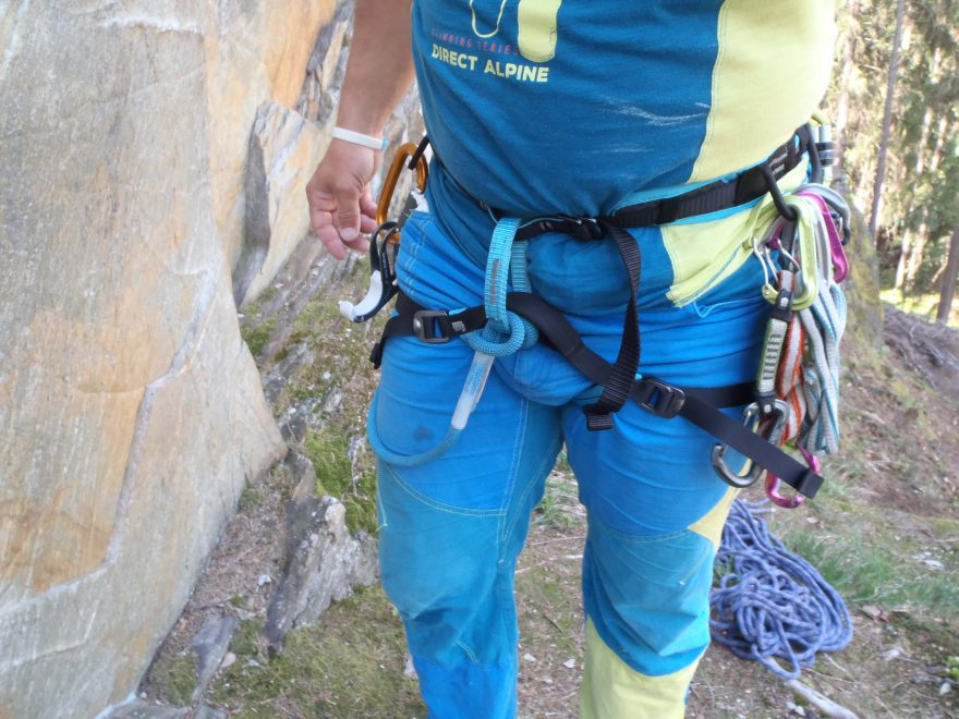 Tři spony QB dovolují dobře sedák nastavit - Rock Empire 3B Akatta.