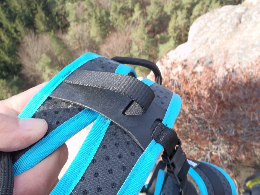 Zadní materiálové poutko a fixace gumiček - Rock Empire 3B Akatta.