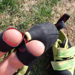 Nazouvací poutka jsou dostatečně velké pro lezecké prsty - Red Chili Voltage.