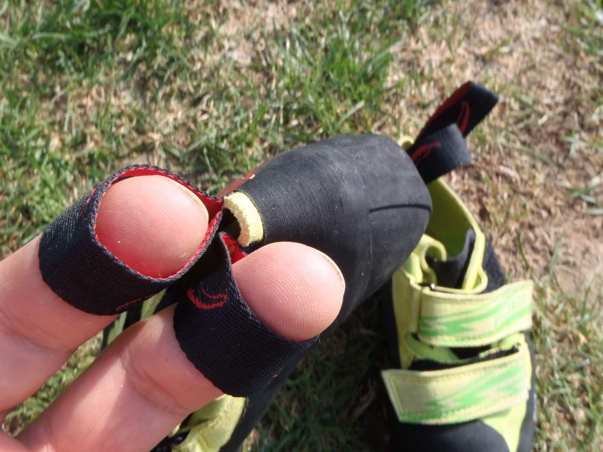 Nazouvací poutka jsou dostatečně velké pro lezecké prsty - Red Chili Voltage.