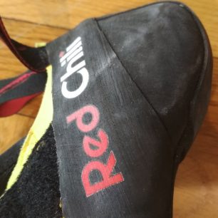 Pohled zblízka na předepjatou patu lezeček Red Chili Voltage.