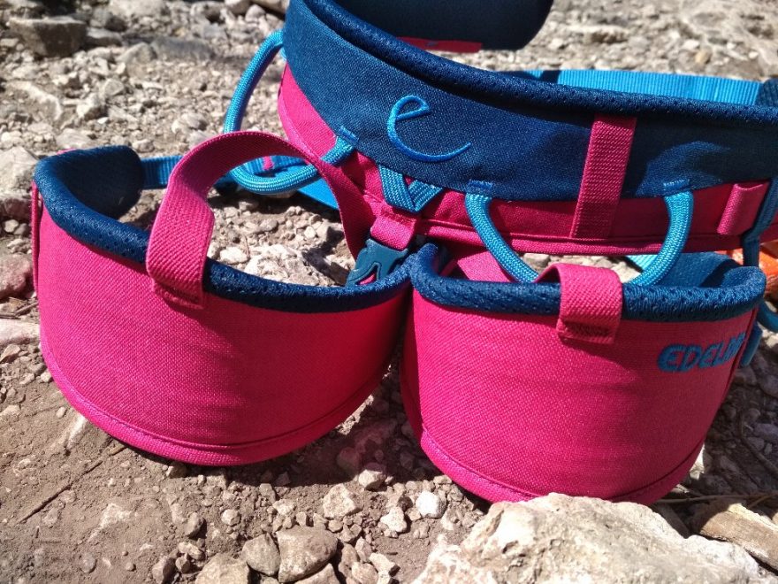 Sedák Jayne III lze používat nejen v létě, ale i v zimě. Na lezení po skalách, ferraty, ale ledolezení.