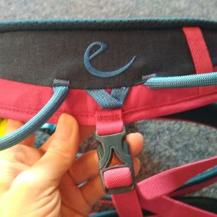 Sedák Jayne III od Edelridu má odepínací nohavičky a očko na karabinku pro pytlík s magnéziem.