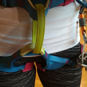 Sedák Jayne III je dámský sedák, proto sedí tak dobře.