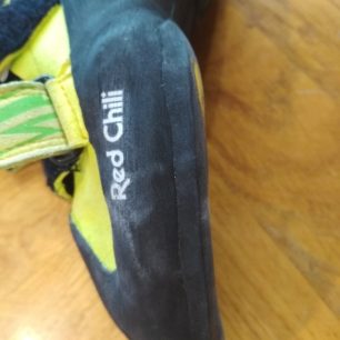 Stále krásně ostré hrany u lezeček Red Chili Voltage po mnoha lezeních.