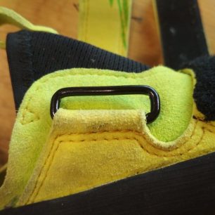 Suché zipy u lezeček Red Chili Voltage prochází kovovými oky.