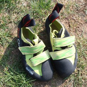 Výrazné zapínání na protisměrné suché zipy - Red Chili Voltage.