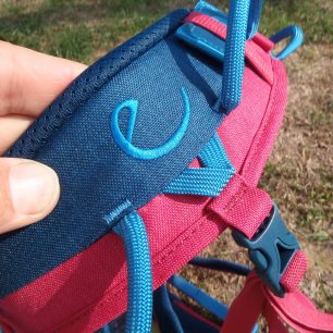 Zadní poutko a připojení gumiček na sedáku Edelrid Jayne III.