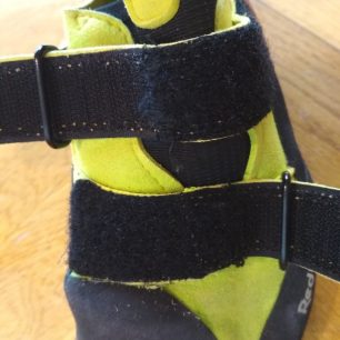 Zapínání lezeček Red Chili Voltage je dva protichůdné suché zipy a díky tomu perfektně drží.