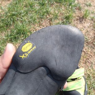 Značková lepička Vibram na lezečkách Red Chili Voltage.