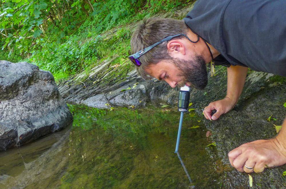 Pomocí brčka lze přes filtr Micro Squeeze pít přímo z řeky, potoka, …