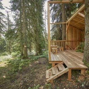 Stylové odpočívárny v lesním wellness. Waldwellness, Saalbach-Hinterglemm, Rakousko