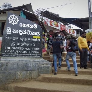 Začátek trasy vedoucí na vrchol Adamovy hory, Srí Lanka