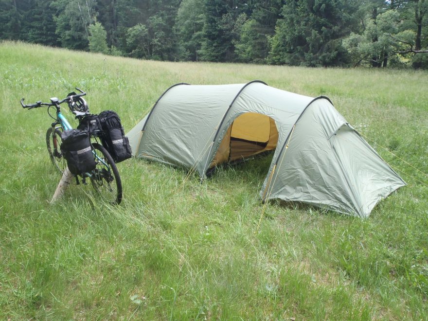 Postavený stan NORDISK OPPLAND 3 PU zvládá poskytnout útočiště pro tři osoby.