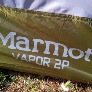 Označení stanu Marmot Vapor 2P znamená, že je určen pro 2 osoby.