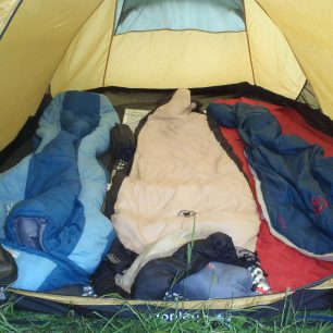 Při spaní tří osob ještě zůstává prostor v nohách a k uložení věcí slouží veliká předsíňka - NORDISK OPPLAND 3 PU.