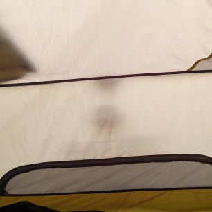 Spodní ventilace u hlav nocležníků - Marmot Vapor 2P.