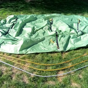 Tropiko a tři pruty pro postavení stanu NORDISK OPPLAND 3 PU.