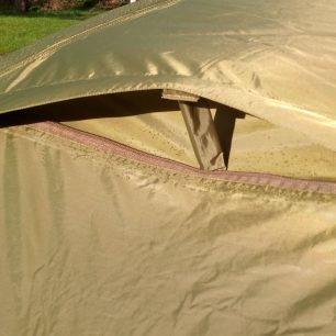 Ventilaci je možno ovládat zevnitř stanu Marmot Vapor 2P.