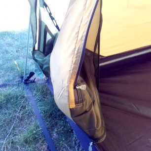 Všechny vchody po otevření je možno uložit do síťové kapsy tak, že nikde nepřekáží - NORDISK OPPLAND 3 PU.