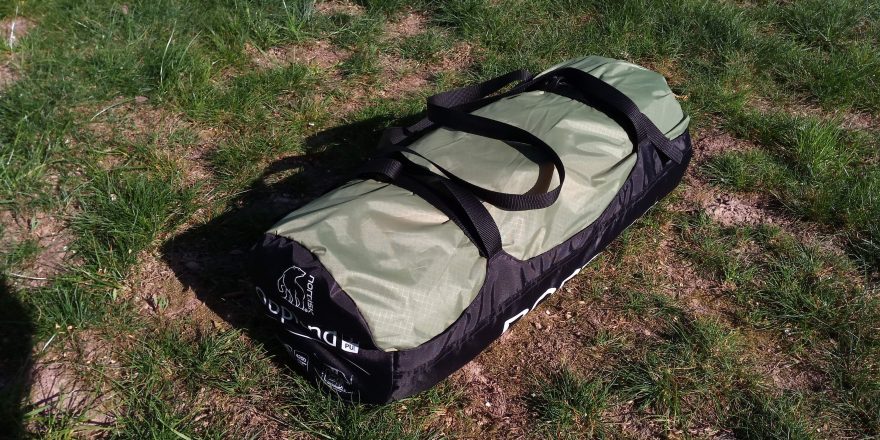 Zabalený stan NORDISK OPPLAND 3 PU v transportním vaku s madly a stahováním.