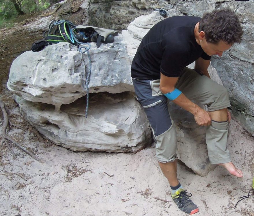 05 Kalhoty a kraťasy v jednom. Zipy nohavic jsou barevně rozlišeny - jedna nohavice má černé zipy a druhá šedivé