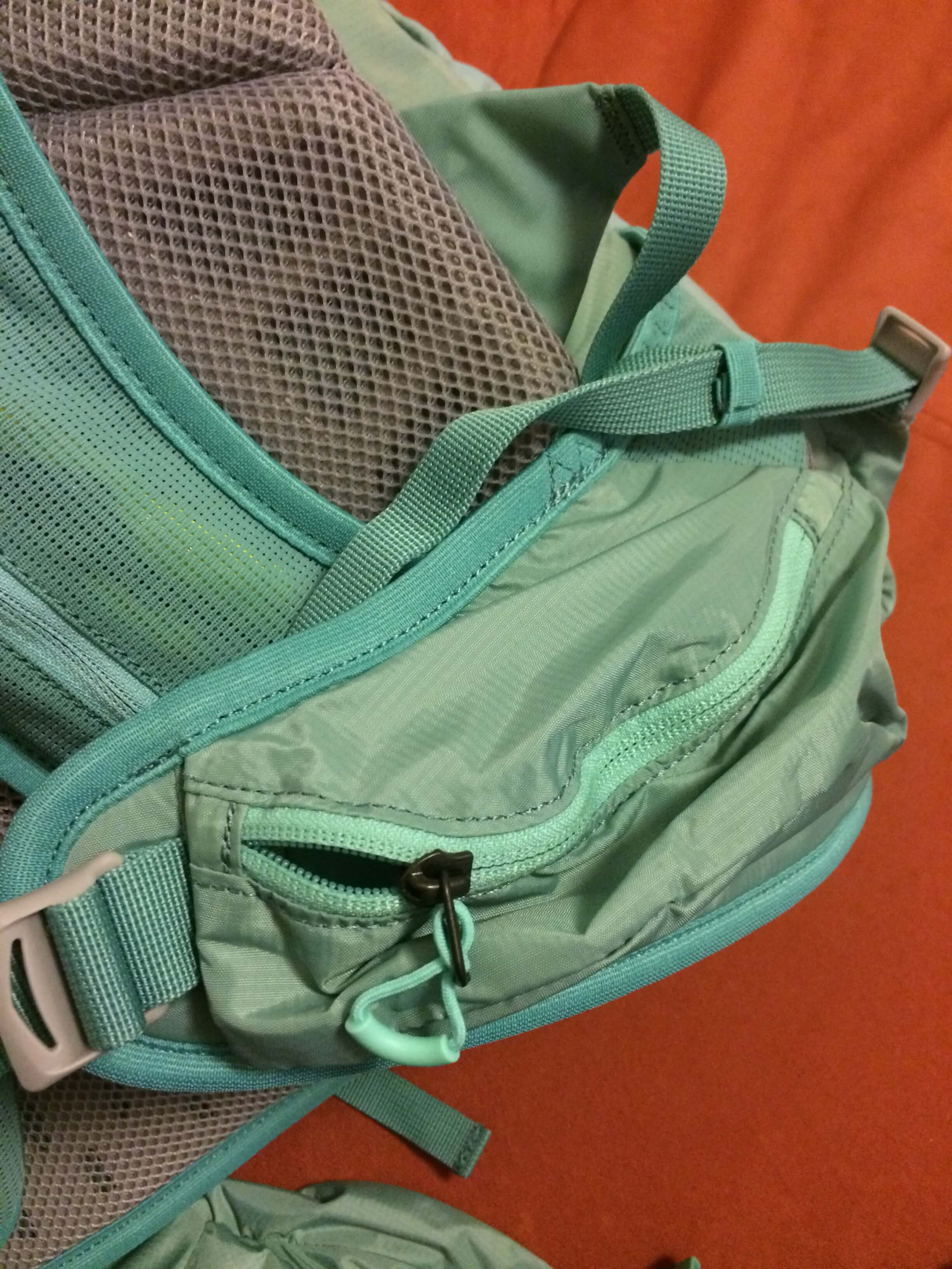 Kapsičky na bederním pásu batohu SALOMON OUT NIGHT 28+5 W třeba na kapesníky nebo outdoorové drobnosti.