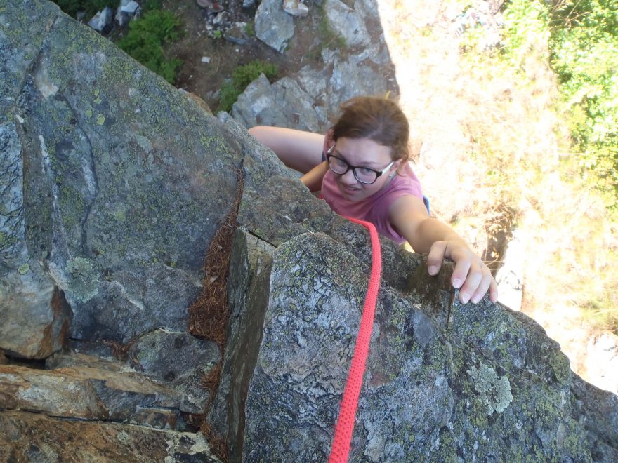 Ani v lezeckém oblečení Rafiki není ostuda lézt na druhém.