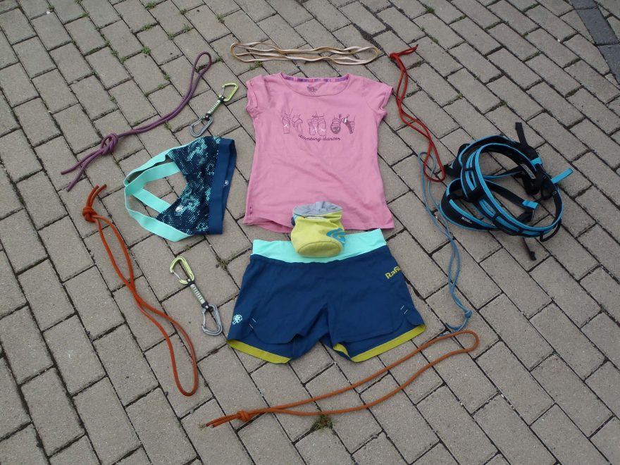 Hurá do skal s RAFIKI lezeckým oblečením.