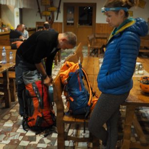 Pozdní příprava v jídelně chaty