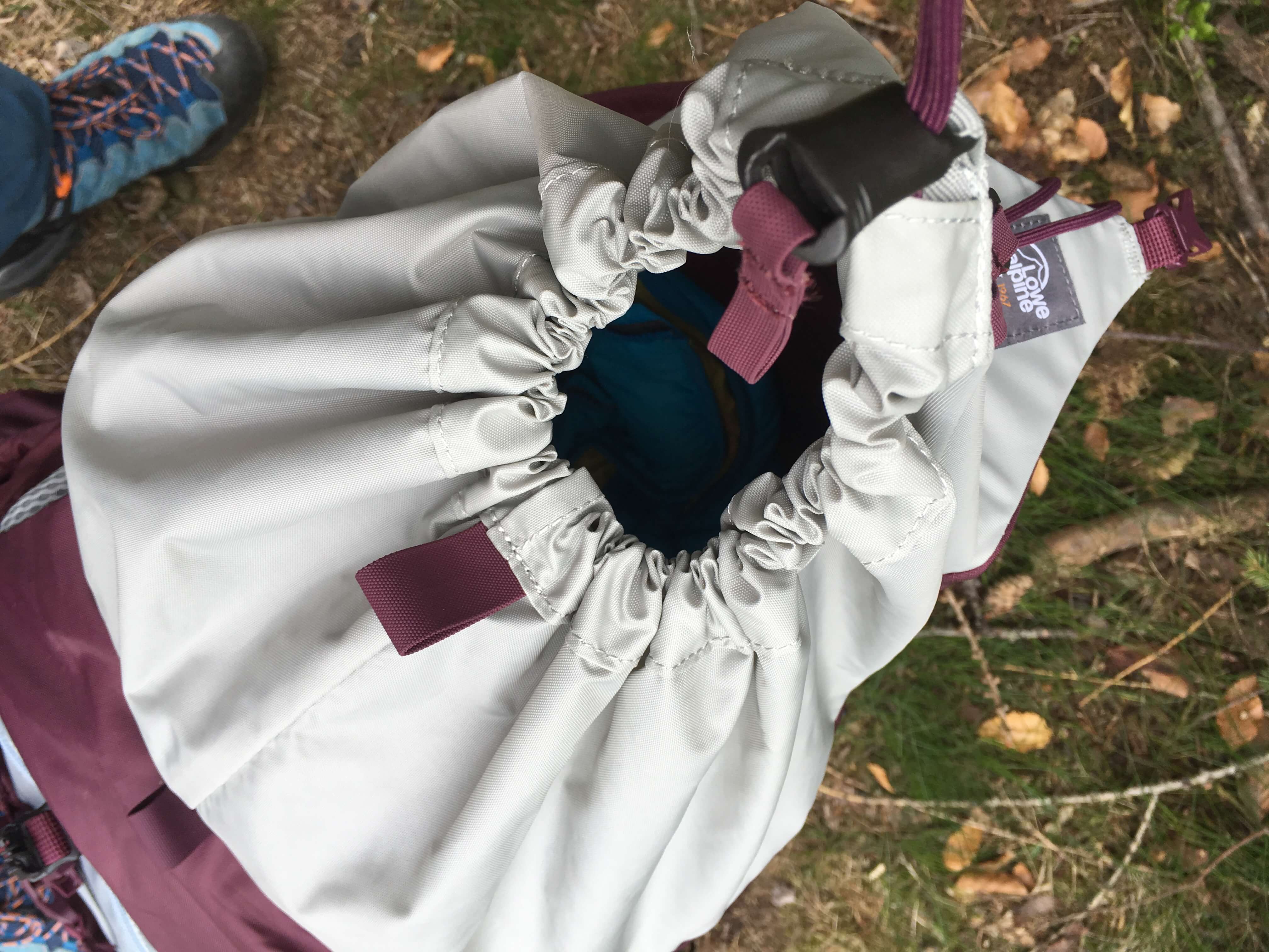 Hlavní vstup do batohu po víkem.