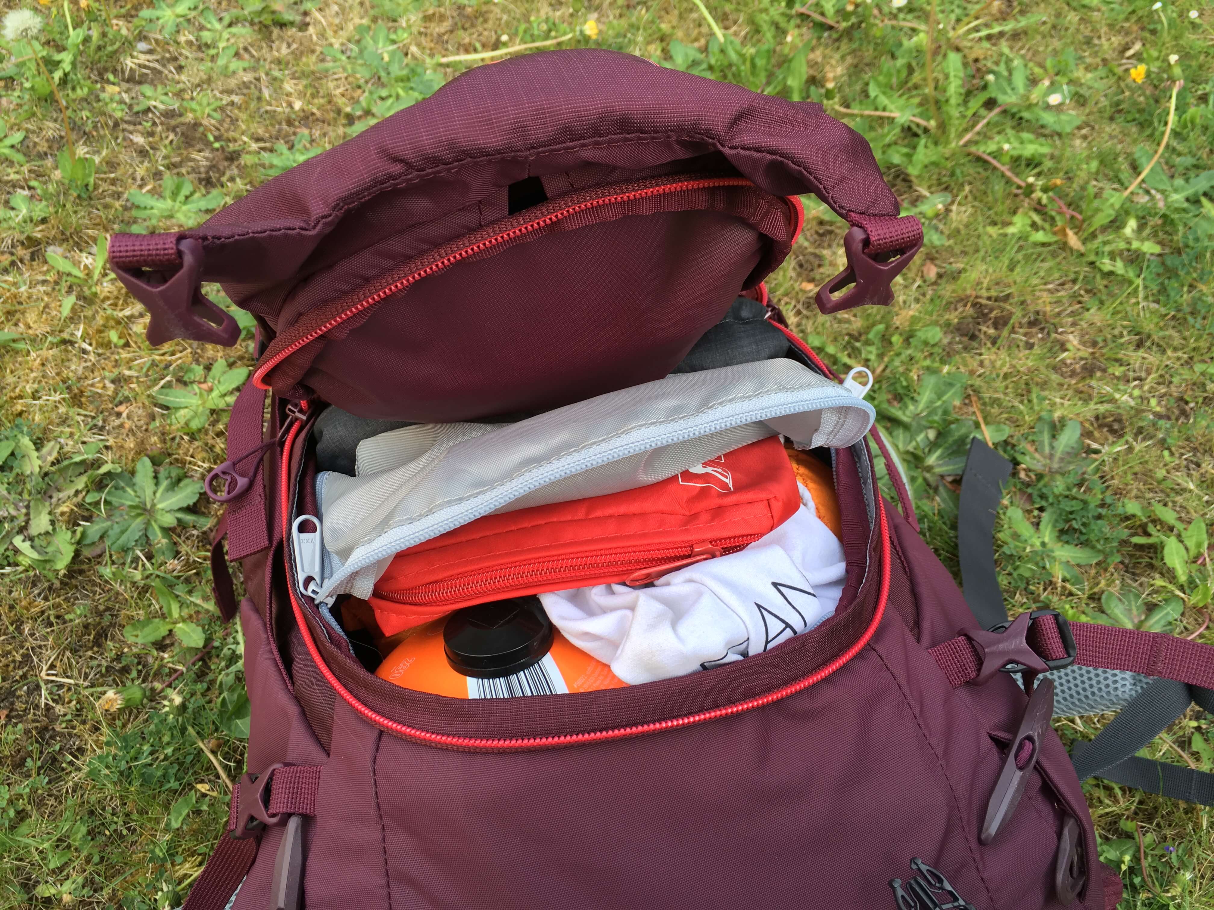 Jednoduchá manipulace s přepážkou při otevření předního vstupu do batohu.