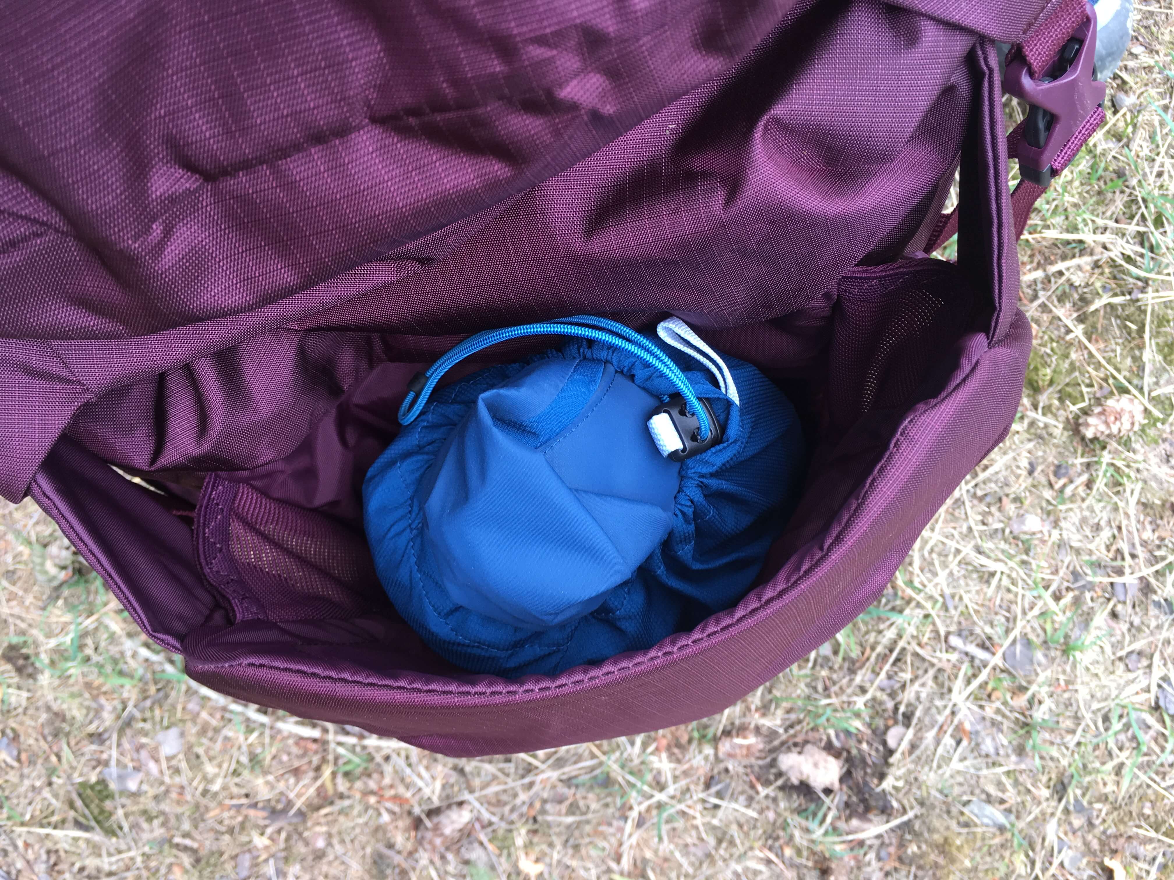 Jednoduše přístupná kapsa v přední části batohu.